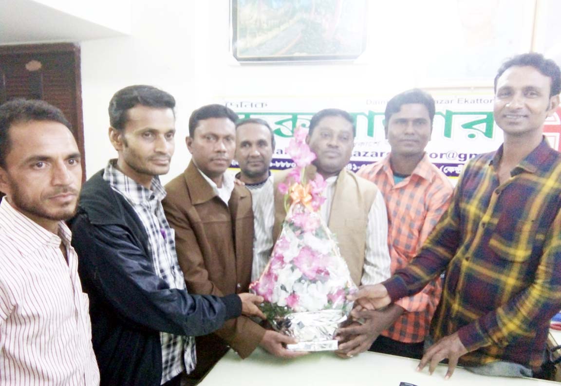 কক্সবাজারস্থ চৌফলদন্ডী সমিতি’র সভাপতি নির্বাচিত হওয়ায় ফুলেল শুভেচ্ছা