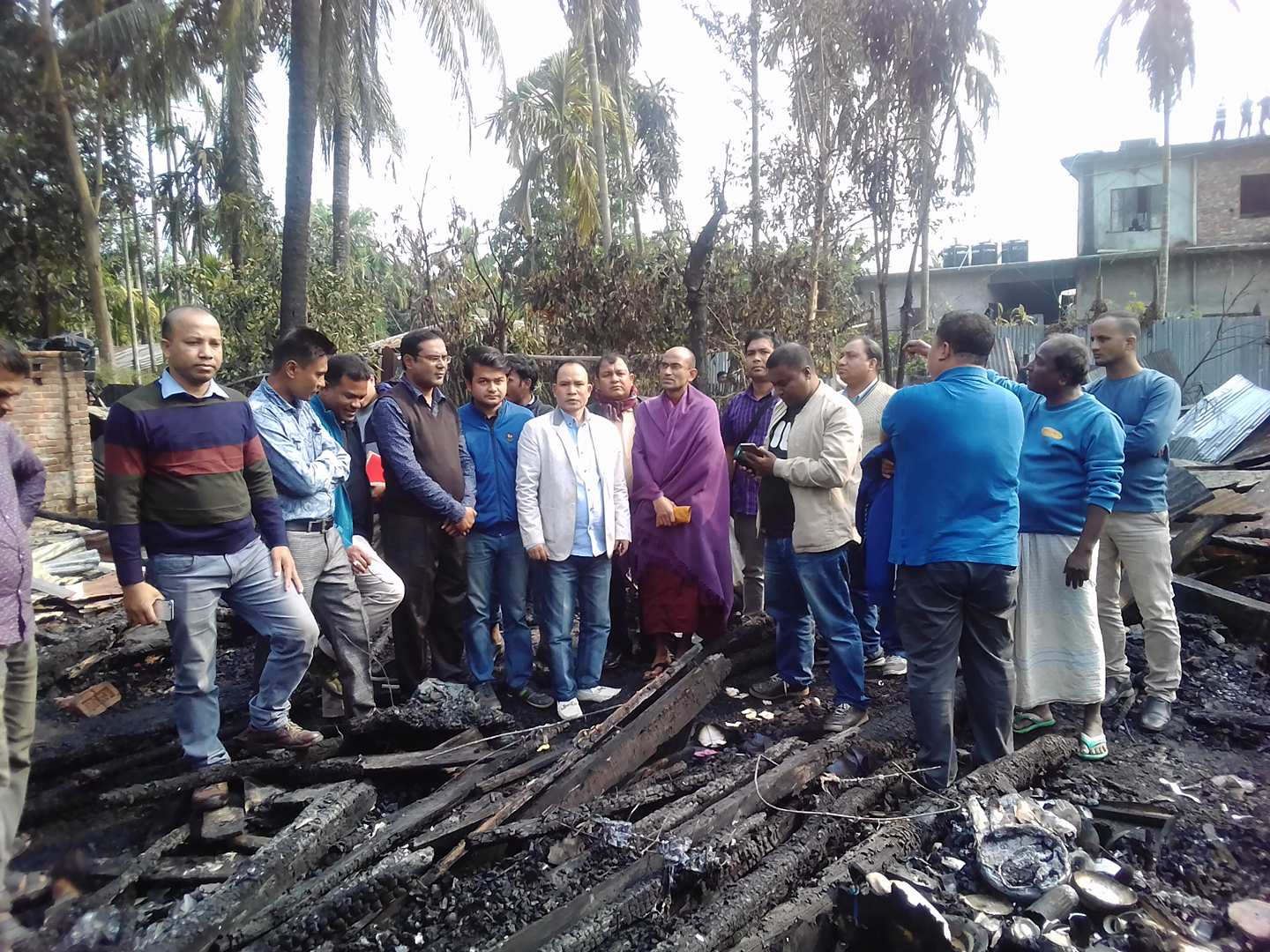 উখিয়ায় অগ্নিকান্ডের ঘটনায় নিঃস্ব হল চার পরিবার: অতিরিক্ত পুলিশ সুপারের ঘটনাস্থল পরিদর্শন