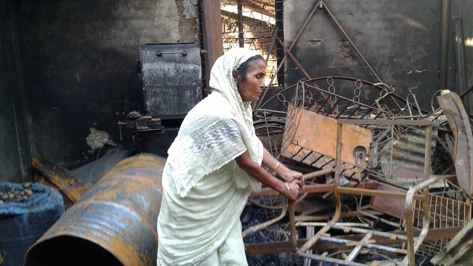 অতিরিক্ত পুলিশ সুপারের ঘটনাস্থল পরিদর্শন: কক্সবাজার সদরের খরুলিয়া বড়ুয়াপাড়ায় অগ্নিকান্ড