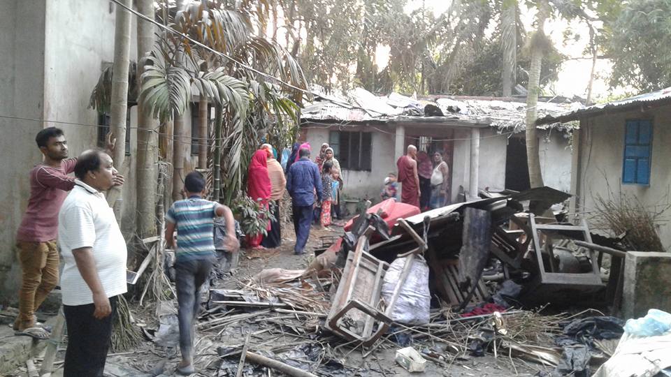 কক্সবাজার সদরের খরুলিয়া বড়ুয়াপাড়ায় অগ্নিকান্ডের ঘটনায় দুই বসতবাড়ী ভস্মিভূত, তিন পরিবার নিঃস্ব