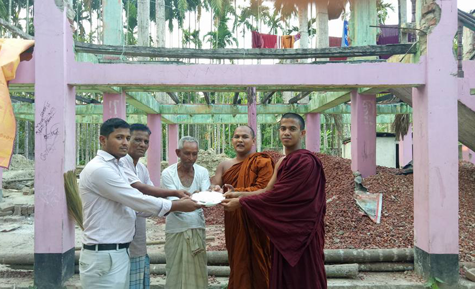 উখিয়ায় পুড়ে যাওয়া পূর্বরত্না মৈত্রী বিহার নির্মাণে ৫০ হাজার টাকার অনুদান