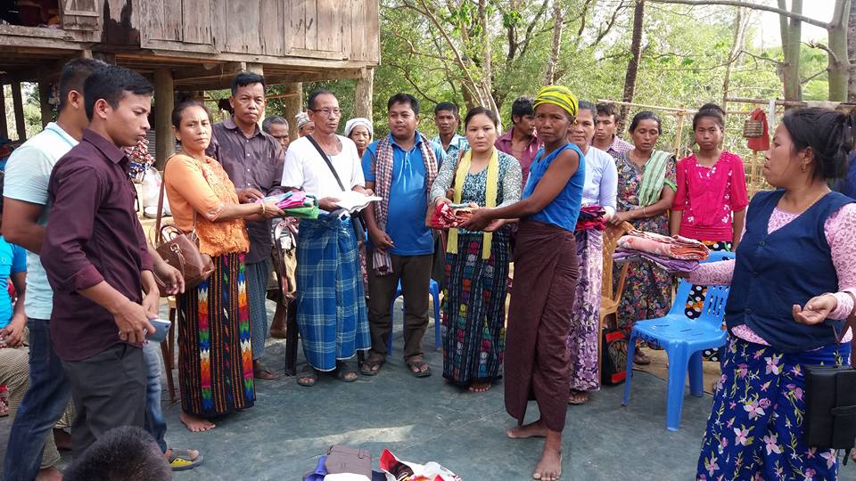 রোয়াংছড়ি এলাকার পক্ষ থেকে নারানগিরি বড় পাড়াতে অগ্নিকান্ডে ক্ষতিগ্রস্ত পরিবারের মাঝে ত্রাণ বিতরণ