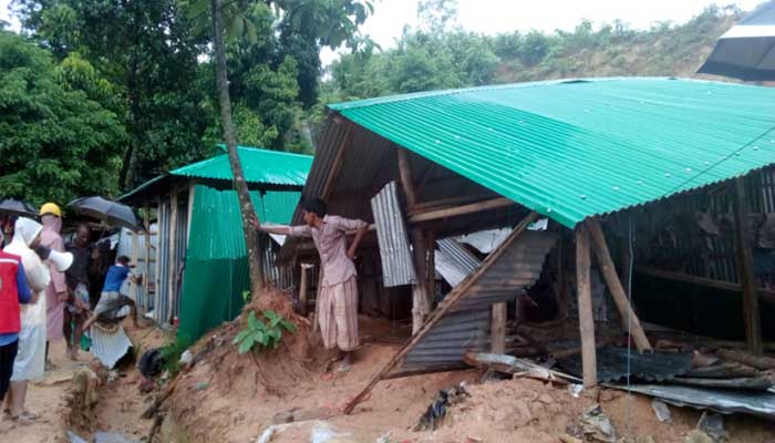 কক্সবাজারে পাহাড়ে বিশাল ফাটল