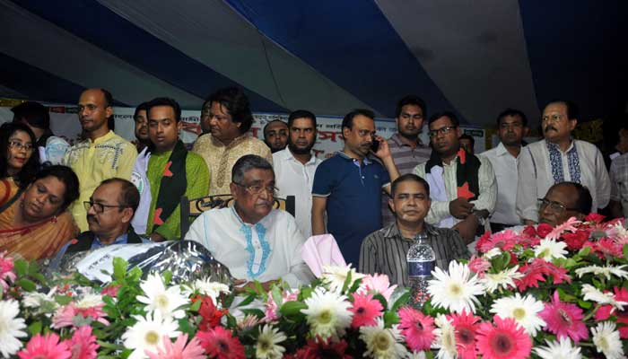 ‘মুক্তি পেতে খালেদাকে দোষ স্বীকার করে রাষ্ট্রপতির কাছে ক্ষমা চাইতে হবে’