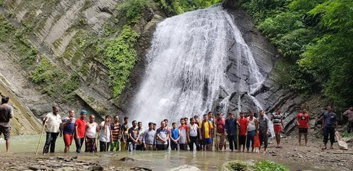 লোকচক্ষুর আড়ালে থাকা আলীকদম উপজেলার সৌন্দর্যময় ঝর্ণা “দামতুয়া”