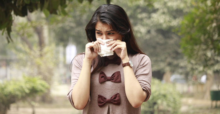 নাক দিয়ে রক্ত পড়া বন্ধ করবেন যেভাবে