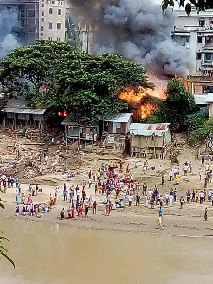 বান্দরবান মধ্যম পাড়ায় অগ্নিকান্ডে প্রায় ৮০টি বাড়ি পুড়ে ছাই