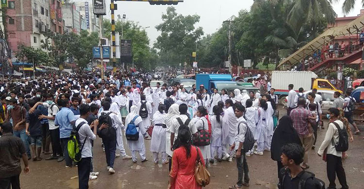 শিক্ষকদের আন্তরিকতায় ক্লাসমুখী শিক্ষার্থীরা