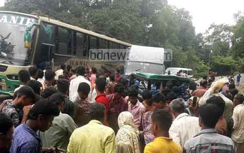 কক্সবাজারে কভার্ড ভ্যানের ধাক্কায় ৩ অটোযাত্রী নিহত