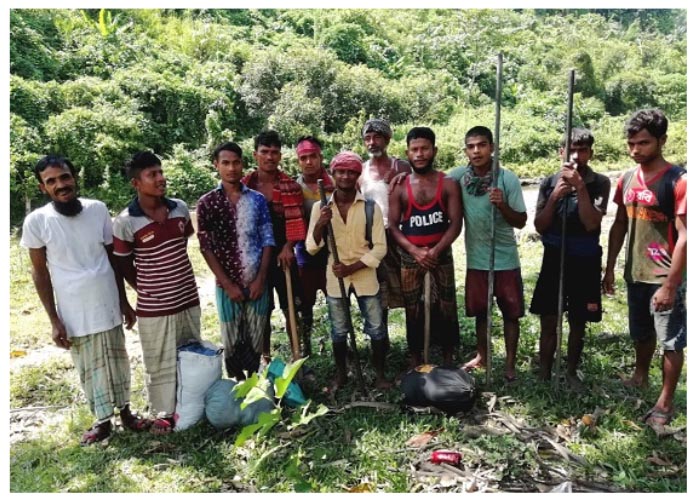 আলীকদমে অবৈধ পাথর উত্তোলনের দায়ে ১১ শ্রমিক আটক