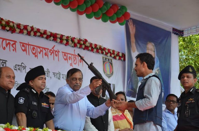 মহেশখালীতে ৪৩ জলদস্যুর আত্মসমর্পণ, স্বাভাবিক জীবনে ফিরতে স্বরাষ্ট্রমন্ত্রীর আহ্বান