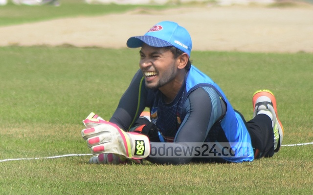 টেস্টে কিপিং গ্লাভস ফিরে পাচ্ছেন মুশফিক