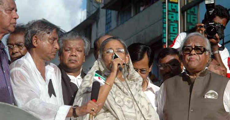 প্রথম গ্রেনেড ট্রাকের ডালায় লেগেছিল বলেই আপা বেঁচে যান