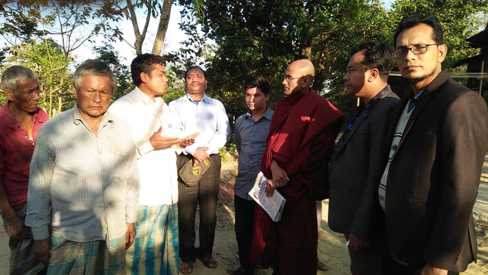 উখিয়ায় নির্যাতিত গৃহবধূ গীতা রানী তনচঞ্চ্যার বাড়িতে কক্সবাজার জেলা বৌদ্ধ সুরক্ষা পরিষদ