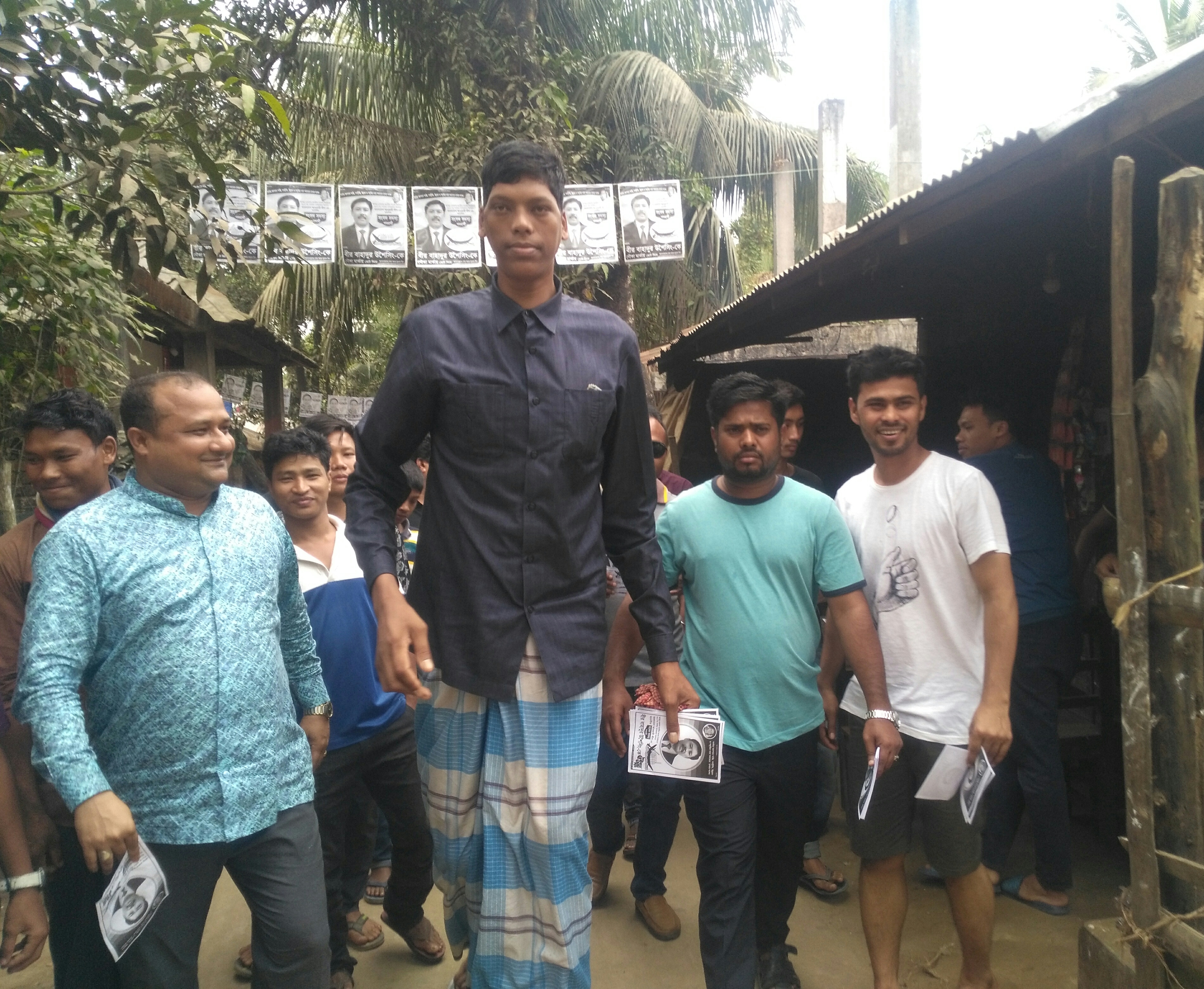 ঘরে ঘরে বীর বাহাদুরের জন্য দীর্ঘকায় মানব জিন্নাতের ভোট ভিক্ষা