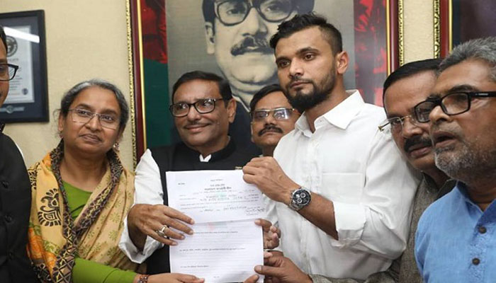 মাশরাফির পক্ষে নৌকা প্রতীক বুঝে নিলেন আওয়ামী লীগ নেতারা