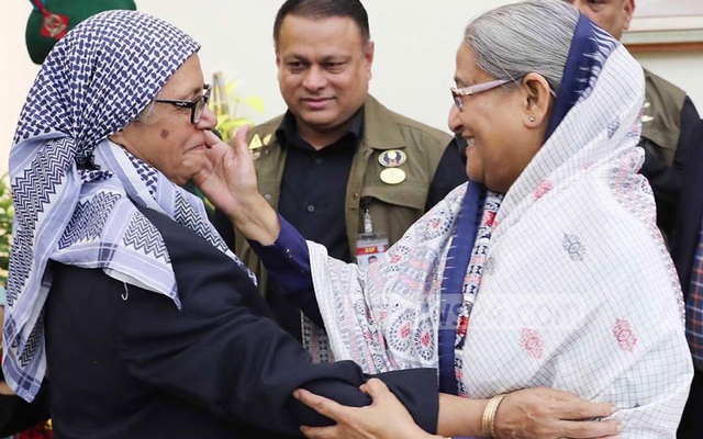 ছাত্রজীবনের সহযোদ্ধাকে পেয়ে উচ্ছ্বসিত শেখ হাসিনা