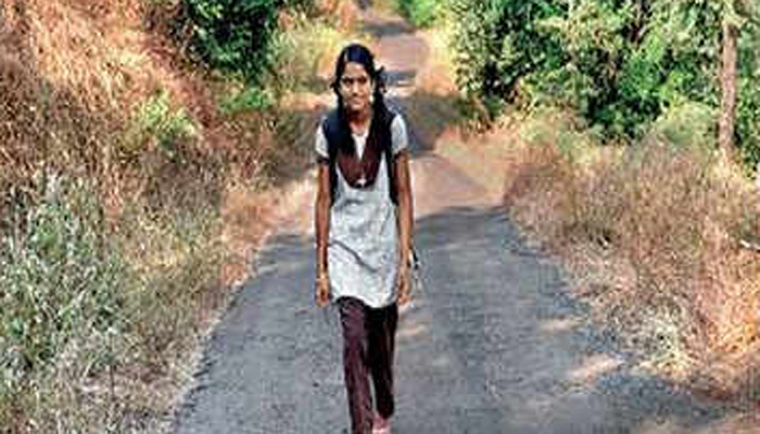 ১৪ কিলোমিটার দুর্গম পথ হেঁটে প্রতিদিন স্কুলে যায় নিকিতা