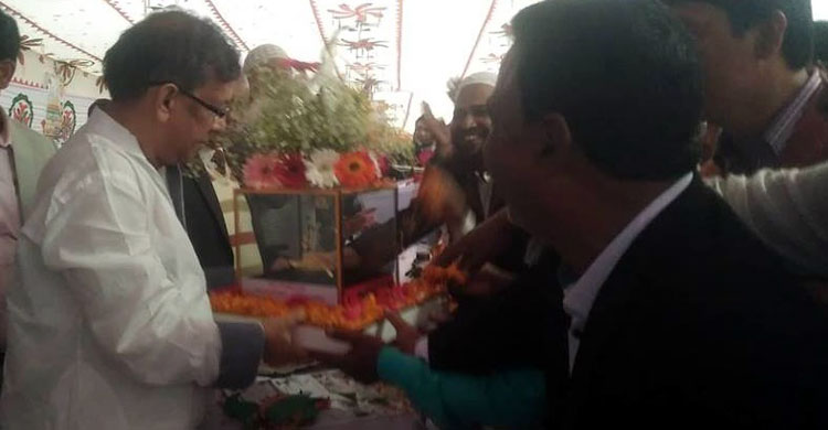 মেয়রের স্বর্ণের নৌকা দেখে ক্ষুব্ধ আইনমন্ত্রী
