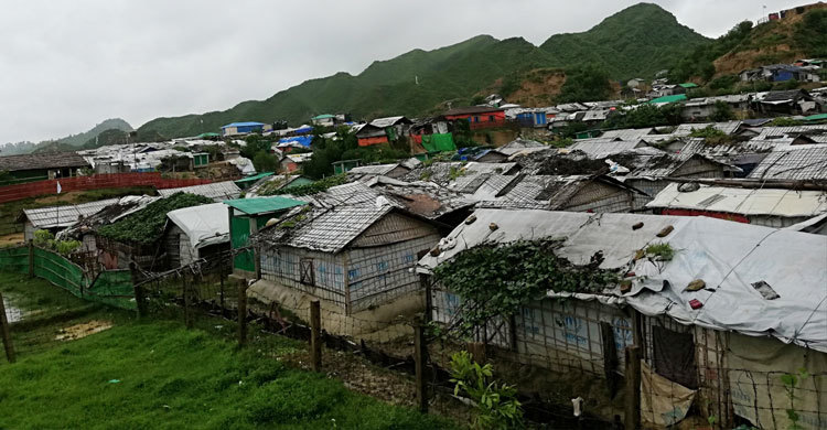 টানা বর্ষণে রোহিঙ্গা শিবিরে পাহাড়ধস আতঙ্ক