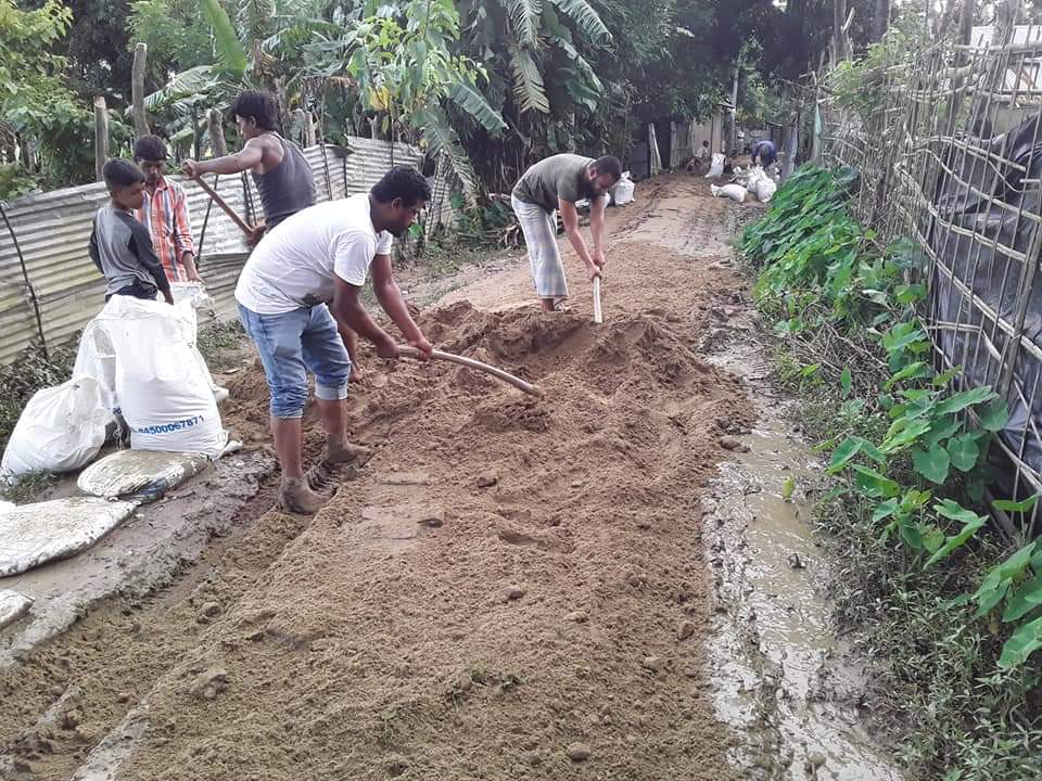 গর্জনিয়ায় স্বেচ্ছাশ্রমে সড়ক মেরামত