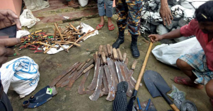 উখিয়ায় এনজিও কার্যালয় থেকে ২ হাজার রামদা উদ্ধার