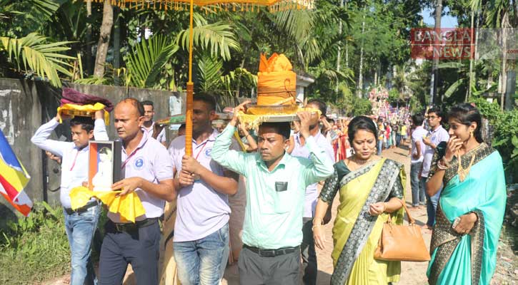 কঠিন চীবর দানে সীমা মহাবিহারে পুণ্যার্থীদের ঢল