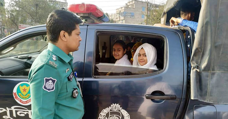 নিজ গাড়িতে পরীক্ষার্থীদের কেন্দ্রে পৌঁছালেন পুলিশ কর্মকর্তা