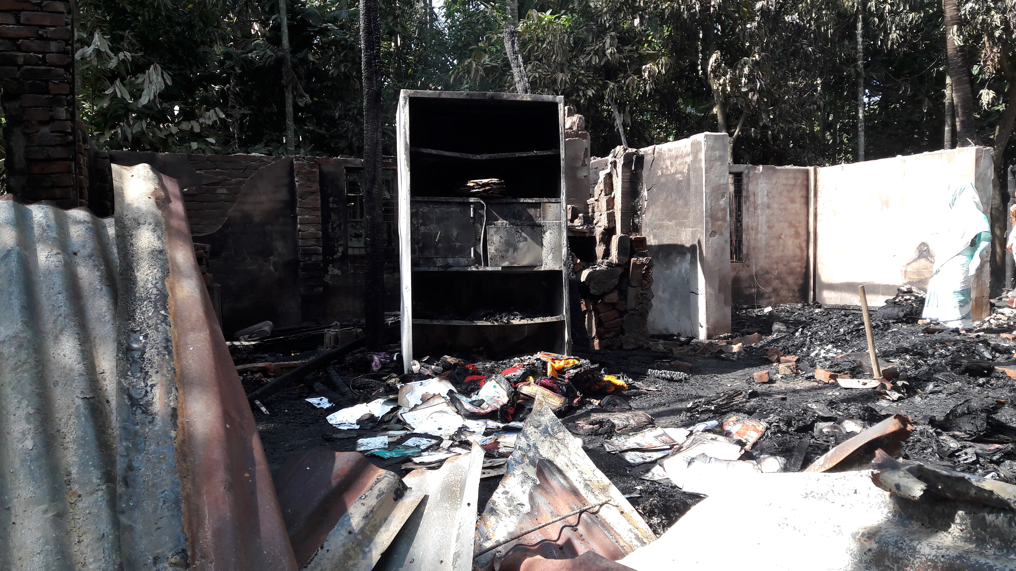 রামু শ্রীকুলের সৌরেন্দ্র বড়ুয়ার বাড়ি পুড়ে ছাই: খোলা আকাশের নিচে নিঃস্ব পরিবার