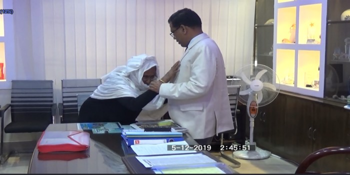 বীরঙ্গনা আলমাছকে পেয়ে আবেগাপ্লুত ডিসি, সরকারি সুবিধা দেয়ার আশ্বাস