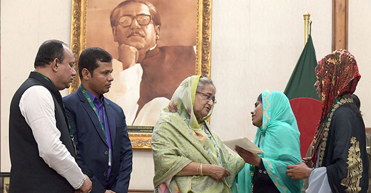 প্রধানমন্ত্রীর ৯ কোটি টাকা অনুদান