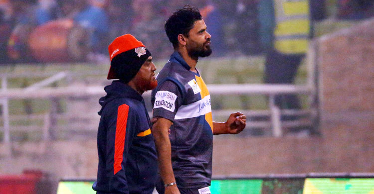 আঙুলে ব্যথা পেয়ে মাঠের বাইরে মাশরাফি