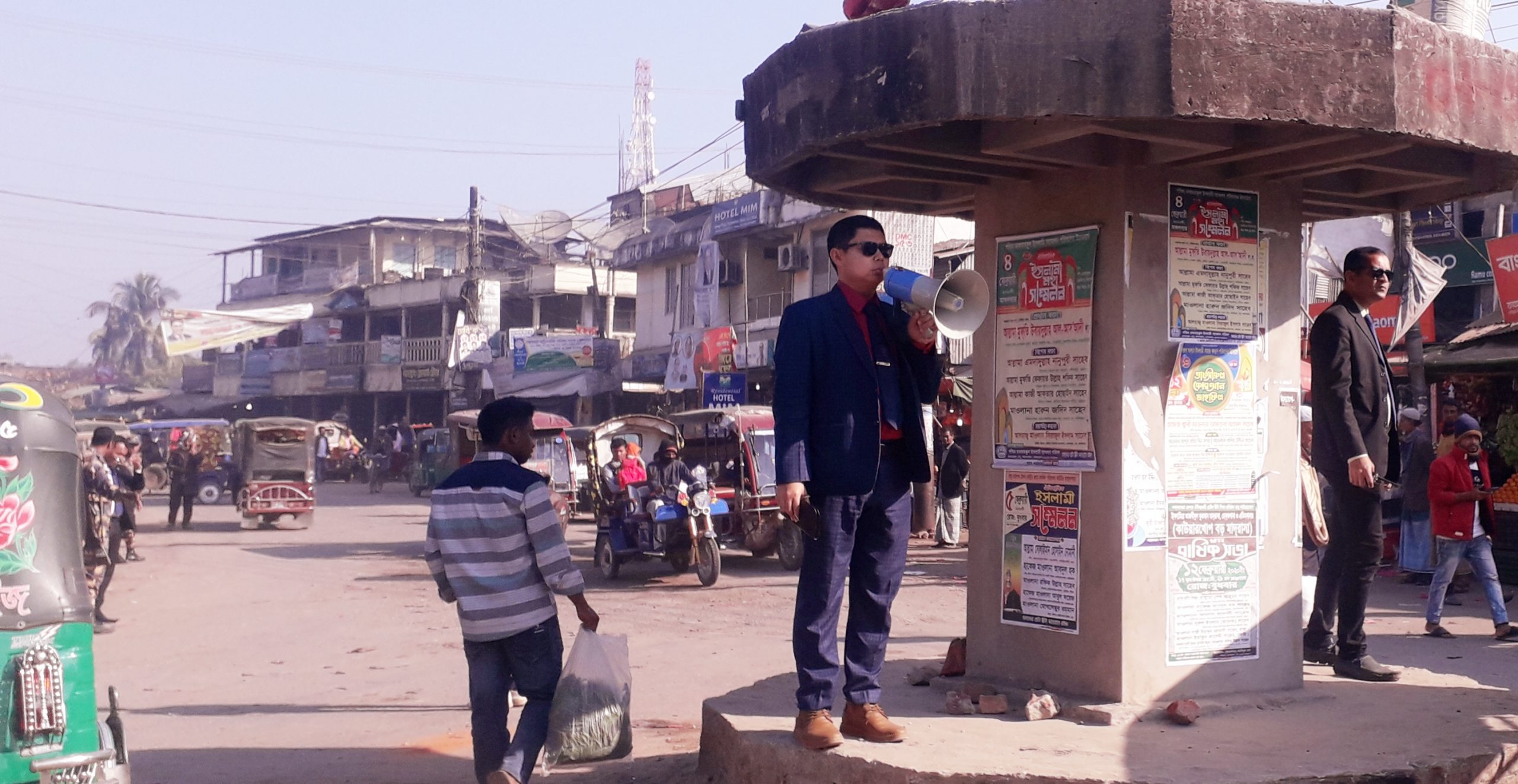 রামুতে যানজট নিরসনে সড়কে ইউএনও প্রণয় চাকমা