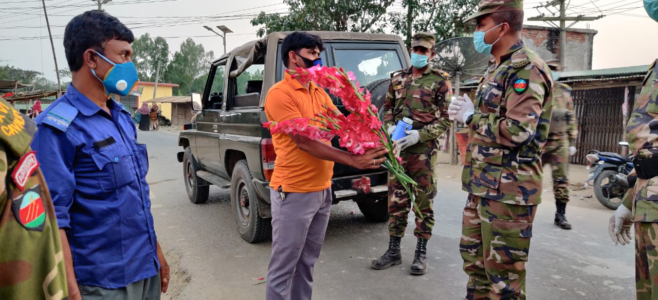 পথচারীদের ঘরে ফেরাতে ১০ পদাতিক ডিভিশনের প্রশংসনীয় উদ্যোগ : কক্সবাজারে করোনা ভাইরাস সংক্রমণরোধে চলছে অঘোষিত লকডাউন