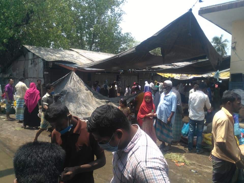 গর্জনিয়া বাজারে জনযট : বাড়াচ্ছে করোনা ঝুঁকি