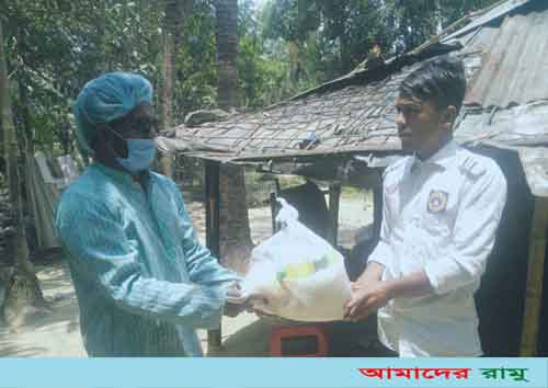 গর্জনিয়ায় খাদ্য সহায়তা নিয়ে হতদরিদ্রদের ঘরে ঘরে যাচ্ছেন বিশ্ববিদ্যালয় পড়ুয়া ছাত্র হাফিজুল ইসলাম চৌধুরী