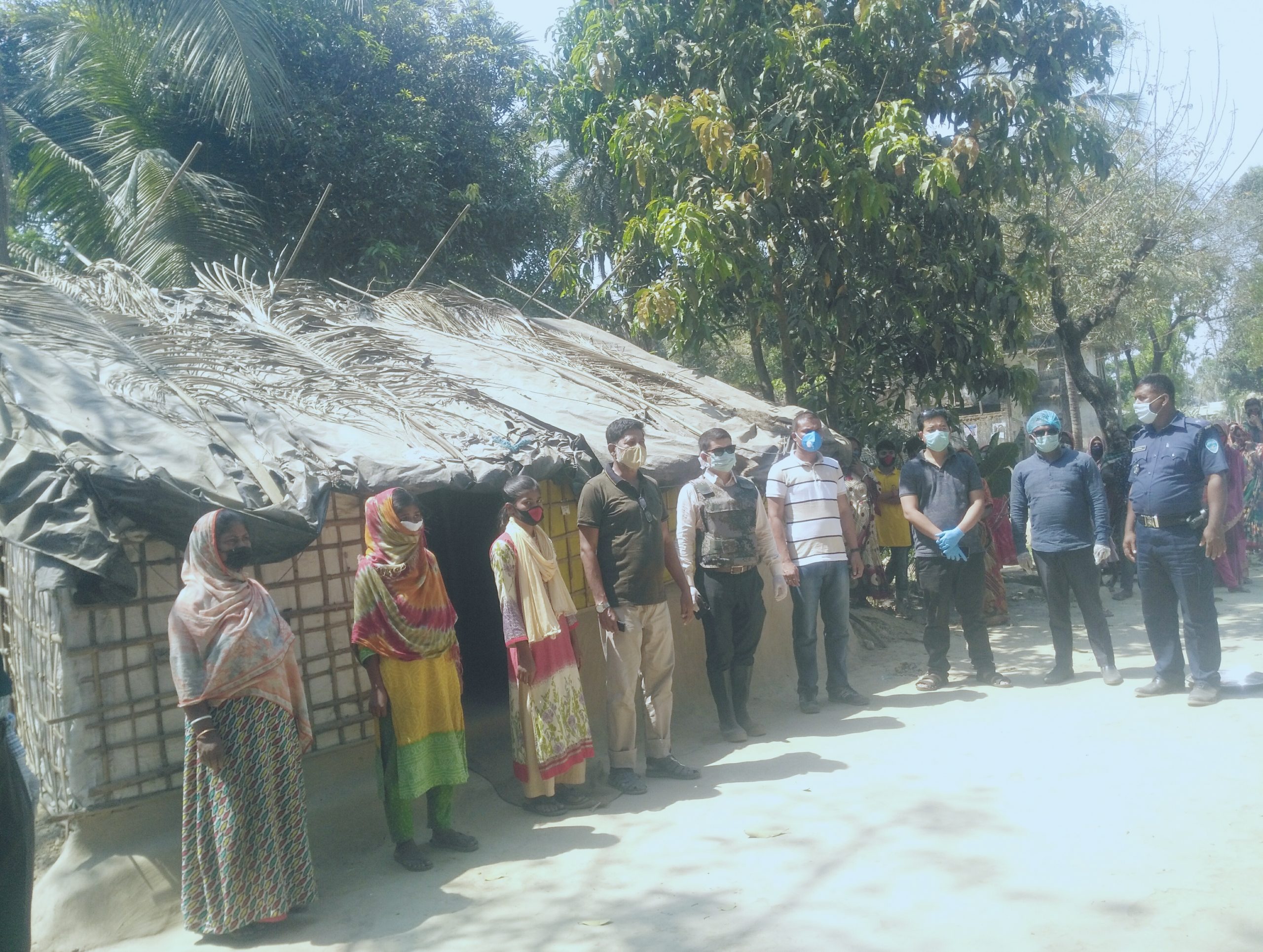 সাংবাদিক হাফিজের ফেসবুক স্ট্যাটাস পেয়ে ত্রাণ নিয়ে ছুটে গেলেন ইউএনও প্রণয়, দিচ্ছেন নতুন ঘর