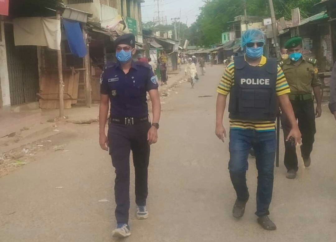 করোনা সংকটে অনন্য ভূমিকায় পুলিশ পরিদর্শক আনিছুর রহমান