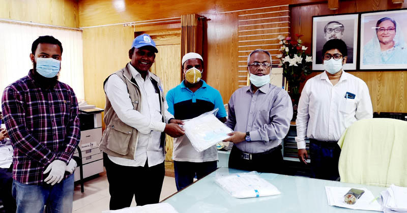 কক্সবাজার সদর হাসপাতাল ও উপজেলা স্বাস্থ্য কমপ্লেক্সের জন্য ২৪০ টি পিপিই দিলেন ইঞ্জিনিয়ার সহিদুজ্জামান