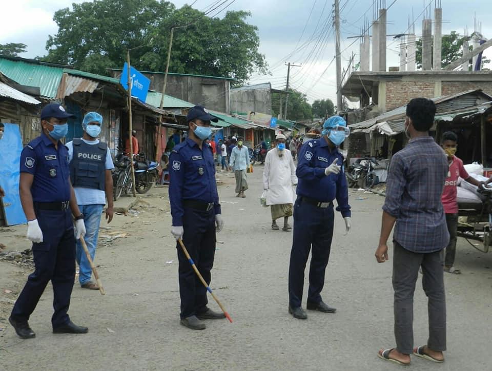 করোনা প্রতিরোধ : গর্জনিয়া-কচ্ছপিয়ায় নির্ঘুমভাবে কাজ করছে পুলিশ