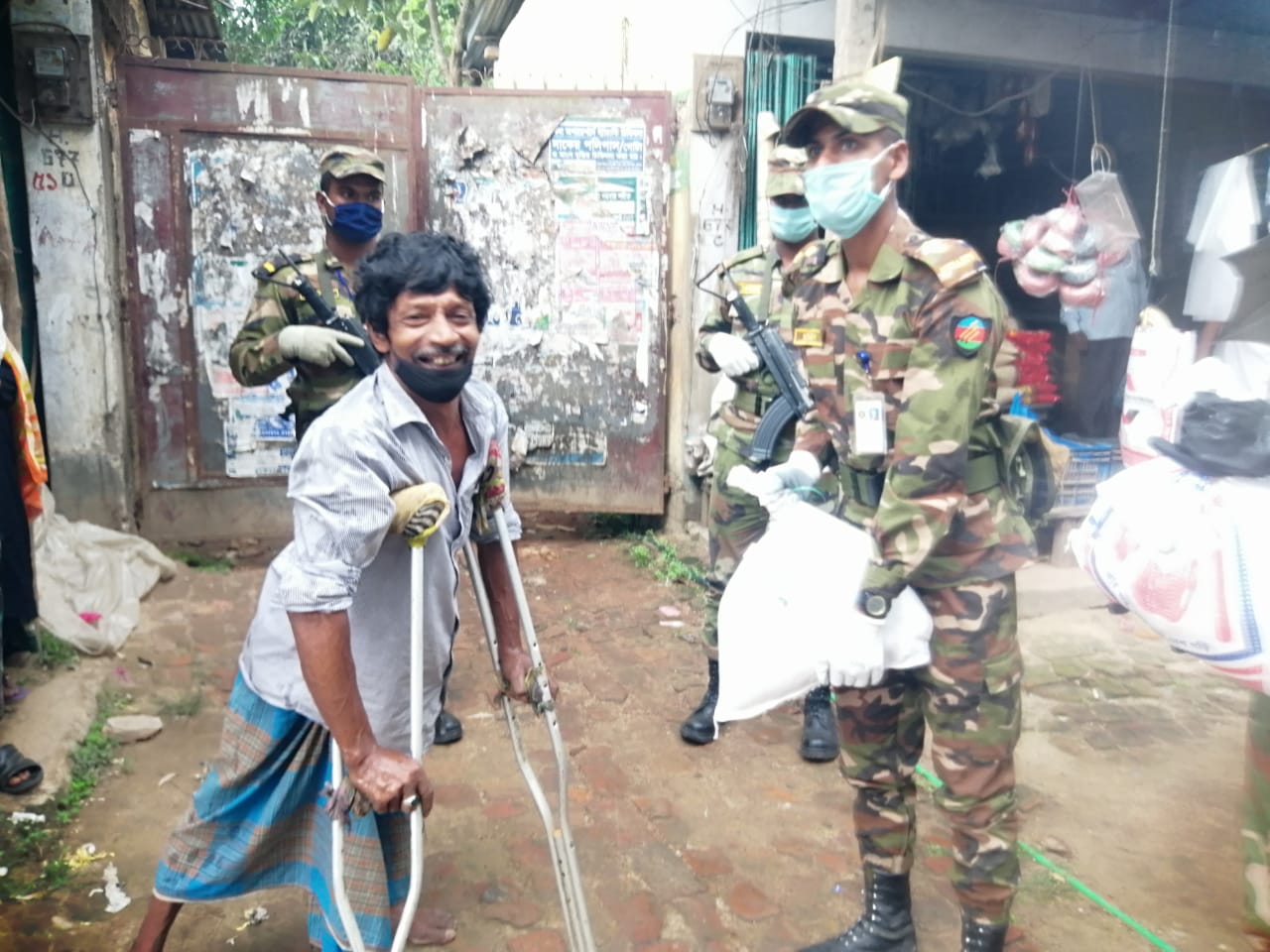 কক্সবাজারে করোনায় অসহায়-দুস্থদের পাশে রামু সেনানিবাস : ত্রাণ বিতরণ, সেনা টহল ও তল্লাসী অব্যাহত