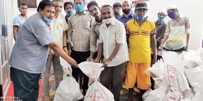 সংবাদপত্র হকারদের খাদ্যসহায়তা দিলেন দৈনিক সৈকত সম্পাদক