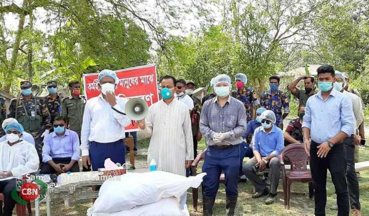 রামুর দুর্গম পাহাড়ি এলাকার মানুষের জন্য ত্রাণ নিয়ে গেলেন জেলা প্রশাসক