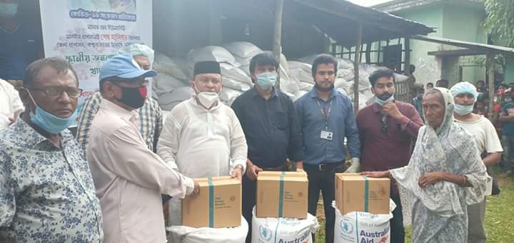 রামু রাজারকুলের ৮ শত পরিবারে ত্রাণ বিতরণকালে এমপি কমল: করোনা বিস্তাররোধে এলাকা লকডাউন জরুরী