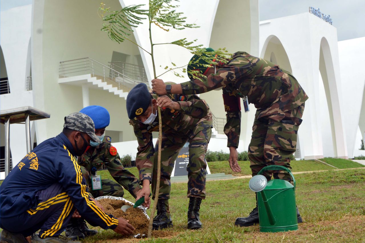 মুজিববর্ষ উপলক্ষে রামু সেনানিবাসে বৃক্ষ রোপন কর্মসূচি