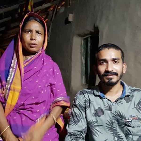 সেলাই মেশিন চালিয়ে ছেলেকে দেশসেরা বিসিএস ক্যাডার বানালেন মা
