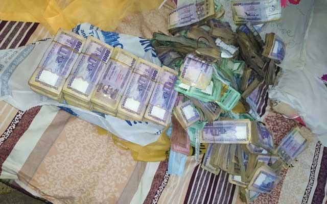 র‌্যাব দেখে ‘কোটি টাকা জানালা দিয়ে ফেলে দিচ্ছিল’ রোহিঙ্গা দম্পতি