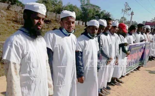 ‘বিদেশি এনজিওতে রোহিঙ্গাদের চাকরি,’ কক্সবাজারে প্রতিবাদ