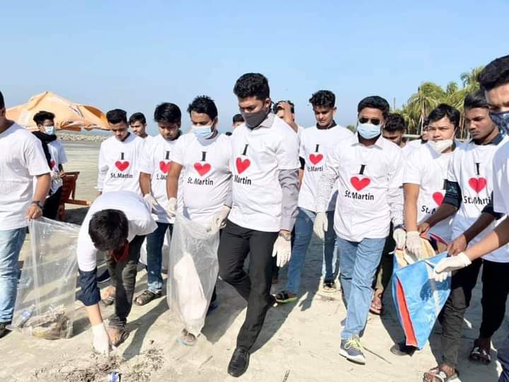 সেন্ট মার্টিন সৈকতে পরিচ্ছন্নতা অভিযান চালালেন জেলা ছাত্রলীগ সভাপতি এস এম সাদ্দাম