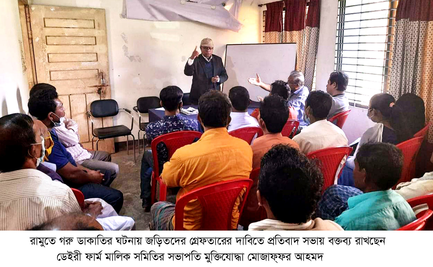 জড়িতদের গ্রেফতারের দাবিতে ডেইরী ফার্ম মালিক সমিতির সভাঃ রামুতে বেড়েছে গরু ডাকাতি, প্রান্তিক চাষি ও খামারীরা আতংকে